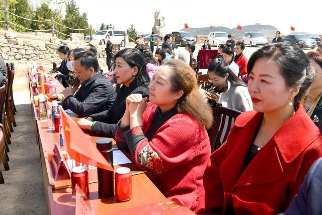团大连市委开展“冬日暖蜂”关爱快递外卖小哥活动